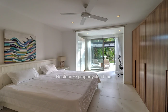 Spacious and bright 300 m2 apartment with swimming pool and garden on the riverside