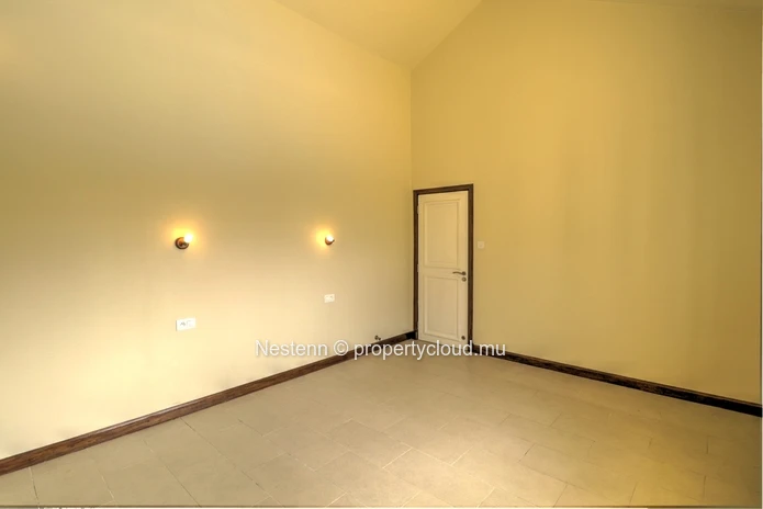 Maison spacieuse à 3 chambres, non meublée et bien entretenue, dans un domaine prestigieux.