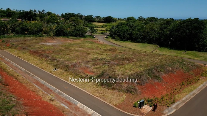 Sea view land of 1575 m² in an exceptional estate.