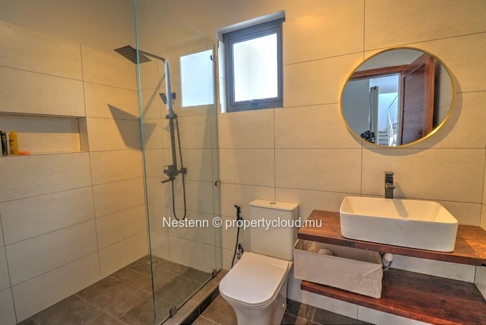 Villa contemporaine de 3 chambres avec piscine privée et vue montagne.
