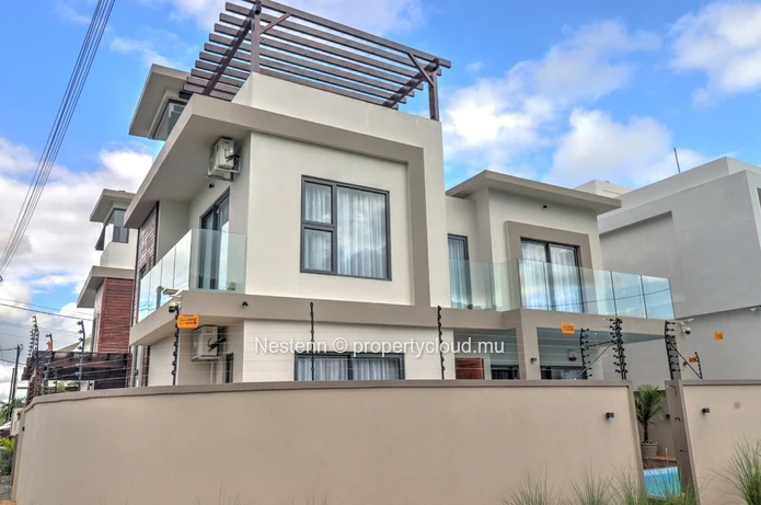 Villa contemporaine de 3 chambres avec piscine privée et vue montagne.