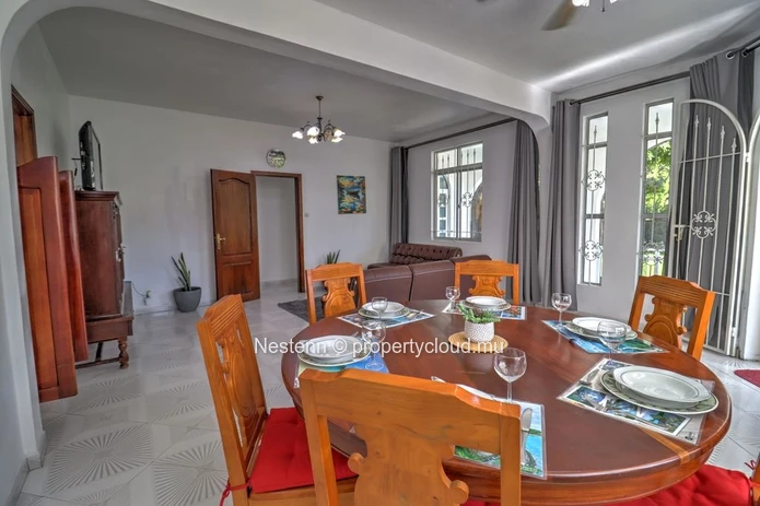 Three-bedroom apartment 