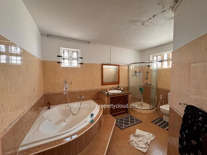 Contemporary duplex villa with 4 bedrooms in a quiet area.