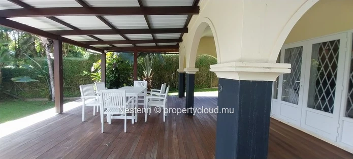 Magnifique villa de 418 m² avec jardin luxuriant, piscine et terrasses panoramiques