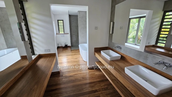 Modern 4-bedroom villa 