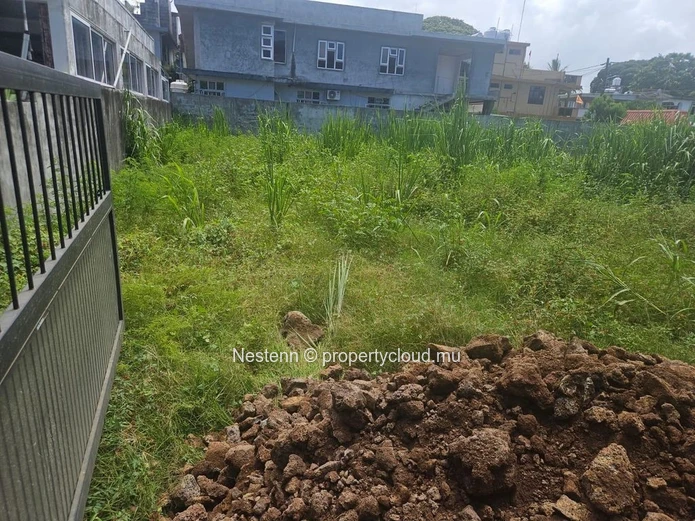 Terrain résidentiel de 21 perches clôturé – Possibilité 2 lots