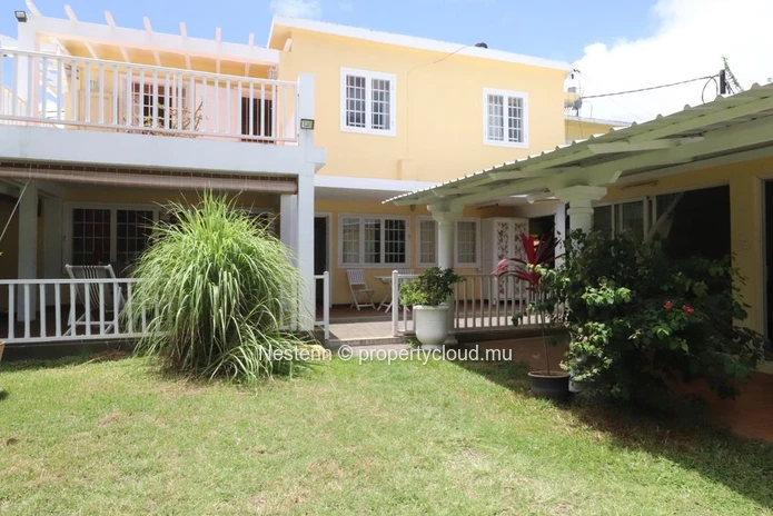 Maison traditionnelle avec grand jardin arboré 