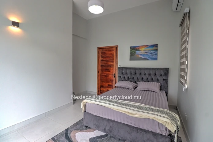 Villa contemporaine de 3 chambres avec piscine privée et vue montagne.