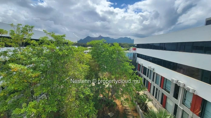 Modern office of 34 m², semi-furnished with one reserved parking
