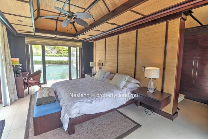 5-bedroom villa with sea view