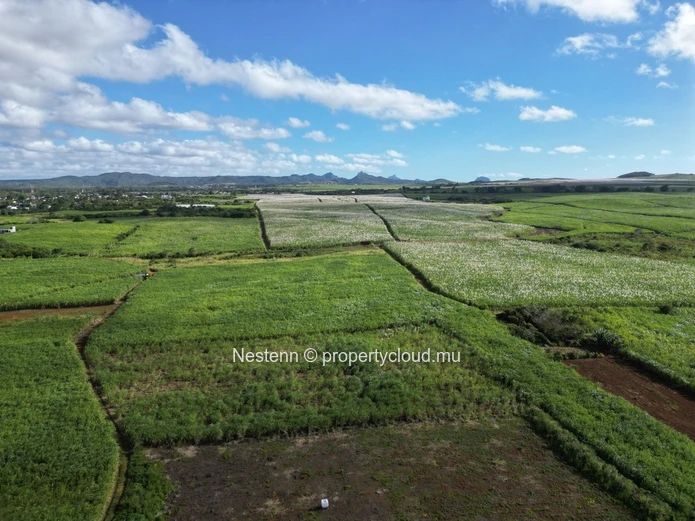 Vaste terrain résidentiel de 6330 m² avec accès routier sur deux côtés à proximité de projets résidentiels