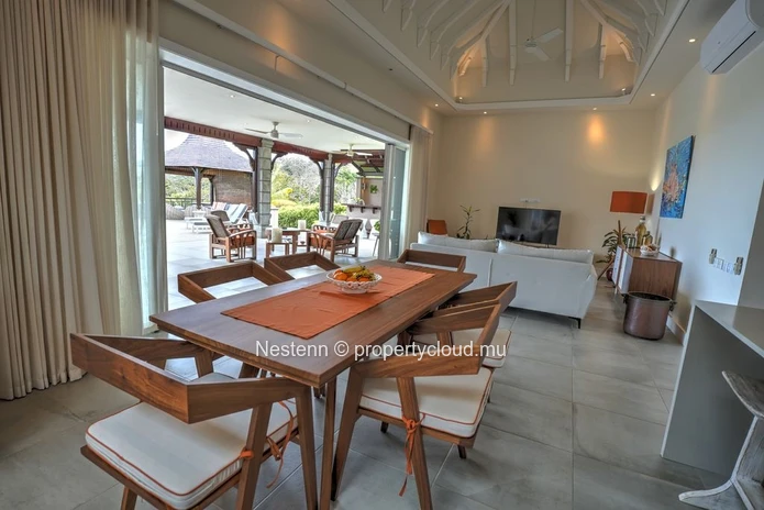 Une villa unique, où modernité et charme tropical se rencontrent.