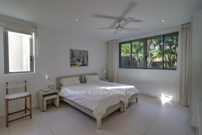 Spacious and bright 300 m2 apartment with swimming pool and garden on the riverside