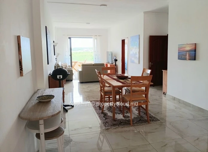 Spacious apartment in a secure and extremely quiet residence