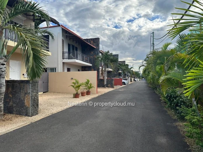 3 bedroom duplex very close to the beach