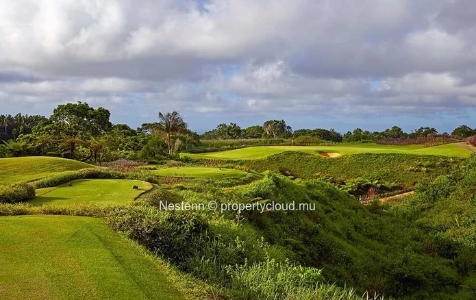 Terrain résidentiel de 2293 m2 sur golf avec vue mer et montagne