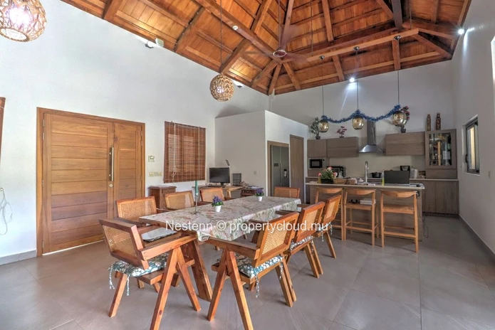 Élégante villa de style balinais sur un terrain de 675 m²