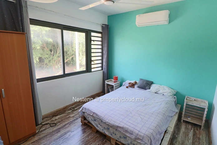 Maison moderne de 3 chambres avec une belle pelouse