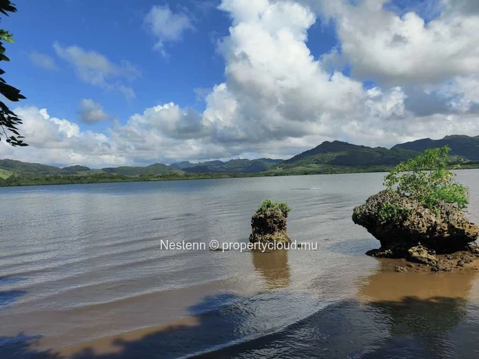 Magnifique terrain de 14 984 m² avec vue imprenable sur la baie de Ferney, la montagne du Lion, la Falaise Rouge et l...
