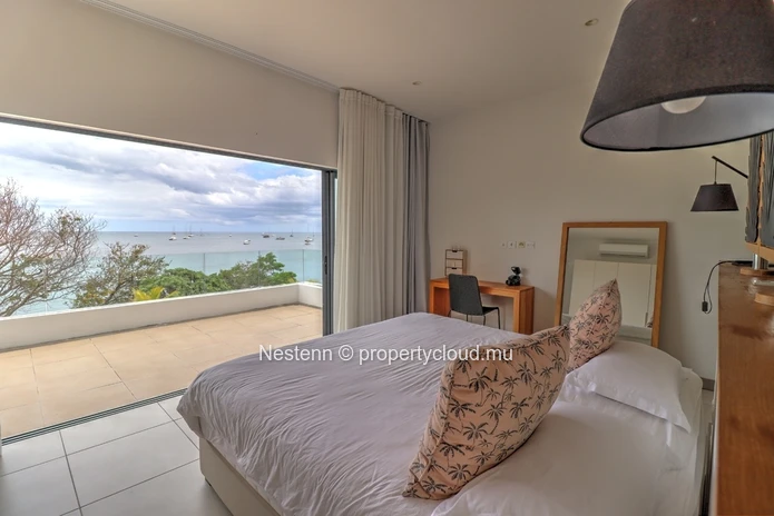 Penthouse de 4 chambres pieds dans l'eau  avec vue mer et montagnes. 