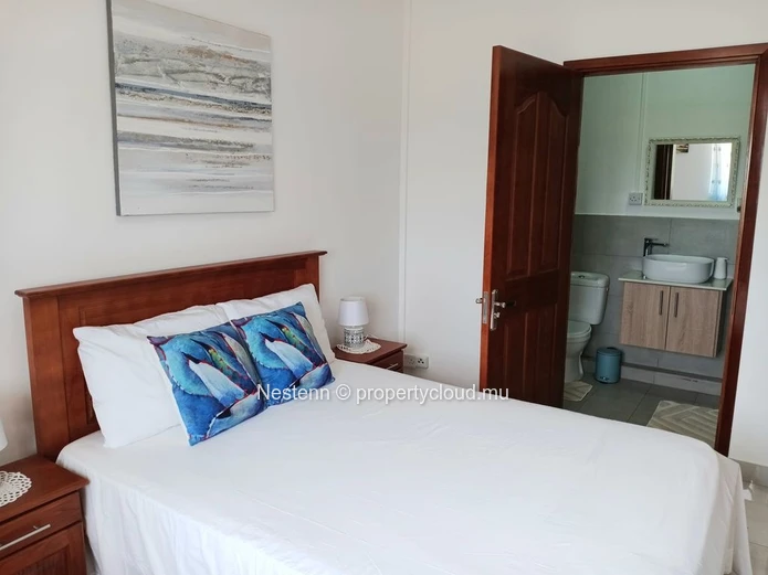Spacious apartment in a secure and extremely quiet residence