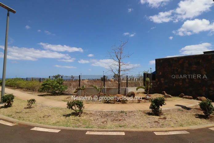 Superb residential plot in a quiet and secure environment, close to the sea. 