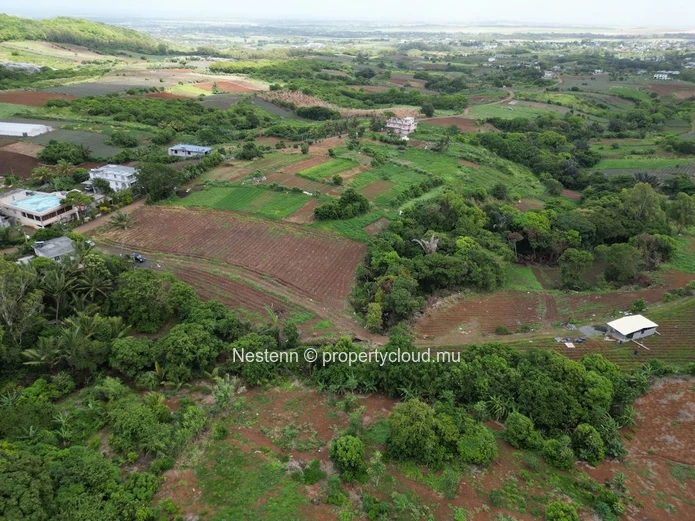 Terrain résidentiel avec vue imprenable sur les montagnes (Lot 1)