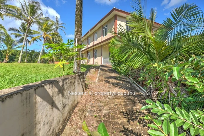 Spacieuse maison de 275 m² de 9 chambres avec vue sur la mer et la montagne.