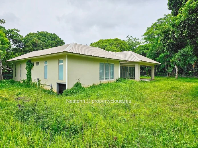 Découvrez l'essence de la vie sur la côte Est Maison neuve de 3 chambres dans une résidence sécurisée.