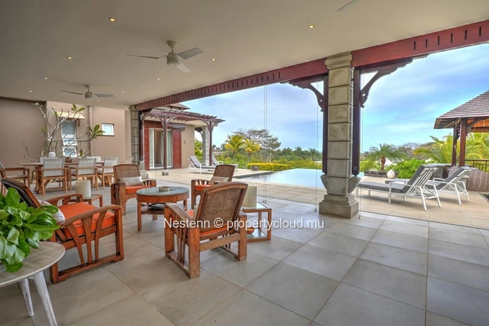 Une villa unique, où modernité et charme tropical se rencontrent.