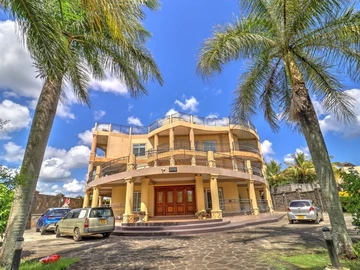 9 Bedroom House
