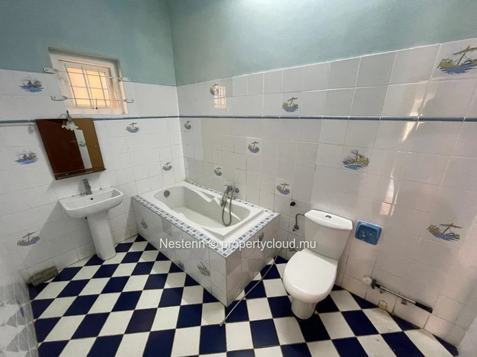Maison spacieuse de 6 chambres avec piscine privée et garage souterrain.