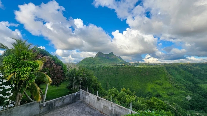 House overlooking the ravine with magnificent views 