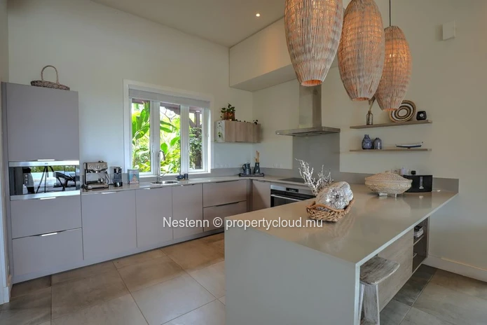 Une villa unique, où modernité et charme tropical se rencontrent.