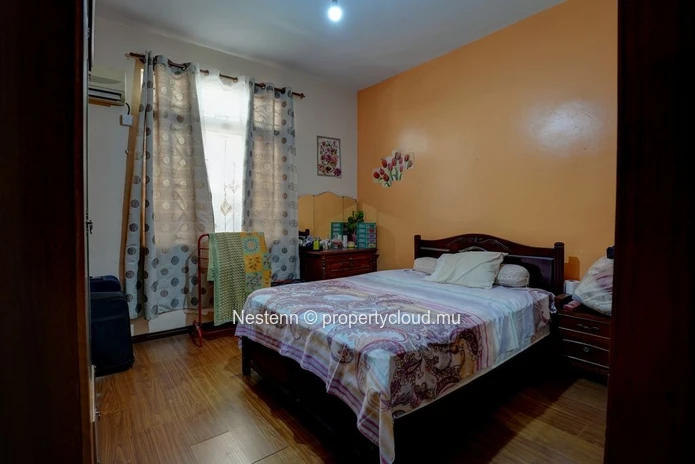 Maison de 200 m², construite sur un terrain de 241 m² 