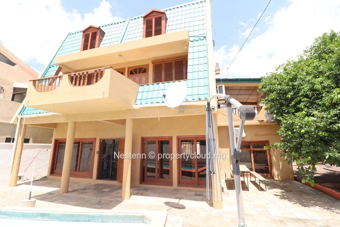 House to renovate near the beach with strong rental investment potential.