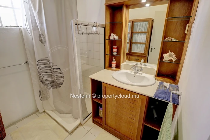 3-bed single storey house with lots of charm in front of the beach