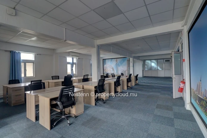 Furnished office on the 4th floor with stunning views of the city center