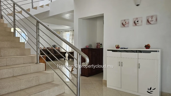 Triplex moderne avec piscine privée et vue mer a quelques pas de marche de la mer