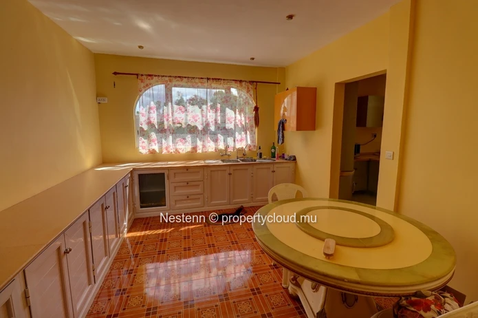 Maison traditionnelle de 5 chambres avec piscine et jardin