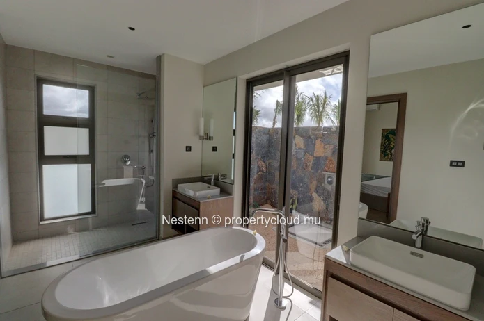 Villa neuve de 4 chambres de plain-pied avec vue sur le golf dans un domaine prestigieux