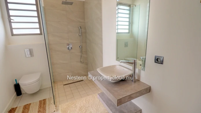 Villa contemporaine de 4 chambres en résidence sécurisée. 