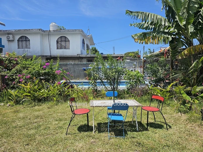 Maison spacieuse avec piscine, idéale pour table d'hôte 