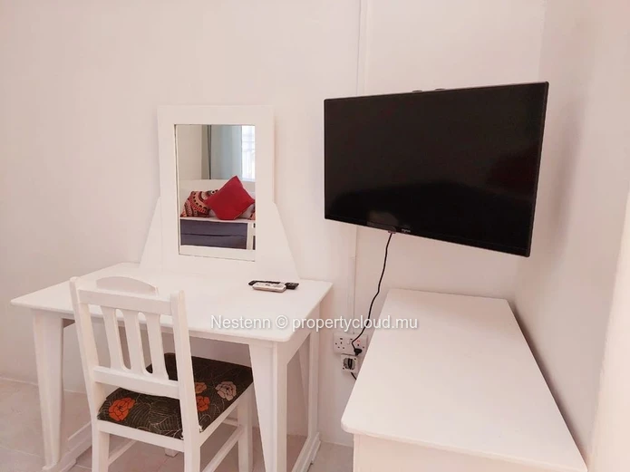 Comfortable studio apartment a stone's throw from the beach with swimming pool and secure parking. 