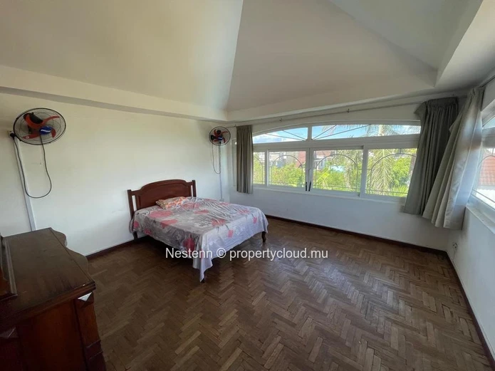 Maison spacieuse de 6 chambres avec piscine privée et garage souterrain.