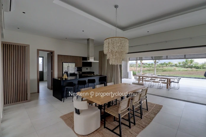 Villa neuve de 4 chambres de plain-pied avec vue sur le golf dans un domaine prestigieux