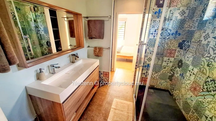 Refined 3-bedroom apartment on the beach
