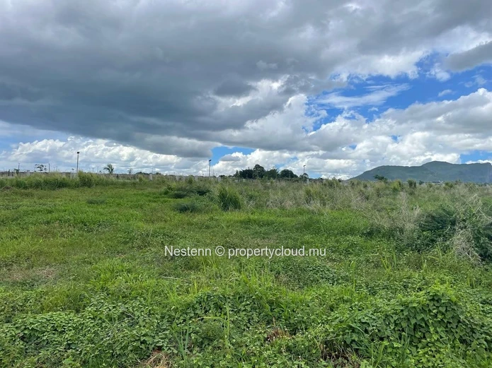 Superb residential plot in a quiet and secure environment, close to the sea. 