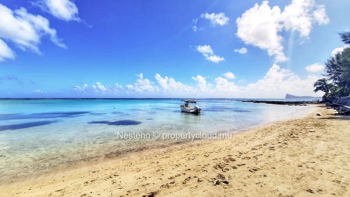 Refined 3-bedroom apartment on the beach