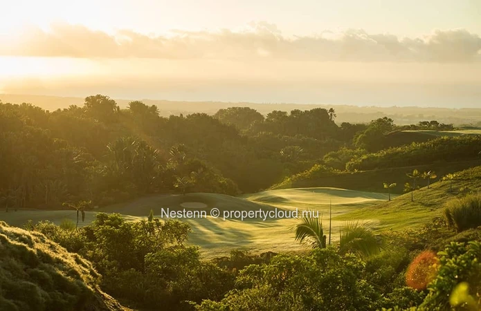 Terrain résidentiel de 2121 m2 sur golf avec vue mer et montagne